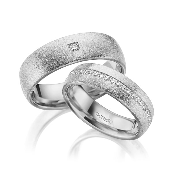 Set klassieke Memoire-trouwringen in buiten grijsgoud 14 kt. , binnen grijsgoud 14 kt. volledig gezet met in totaal 0,414 ct. Briljant tw/si van acredo - A-2010-4 Set klassieke Memoire-trouwringen in buiten grijsgoud 14 kt. , binnen grijsgoud 14 kt. volledig gezet met in totaal 0,414 ct. Briljant tw/si van acredo - A-2010-4