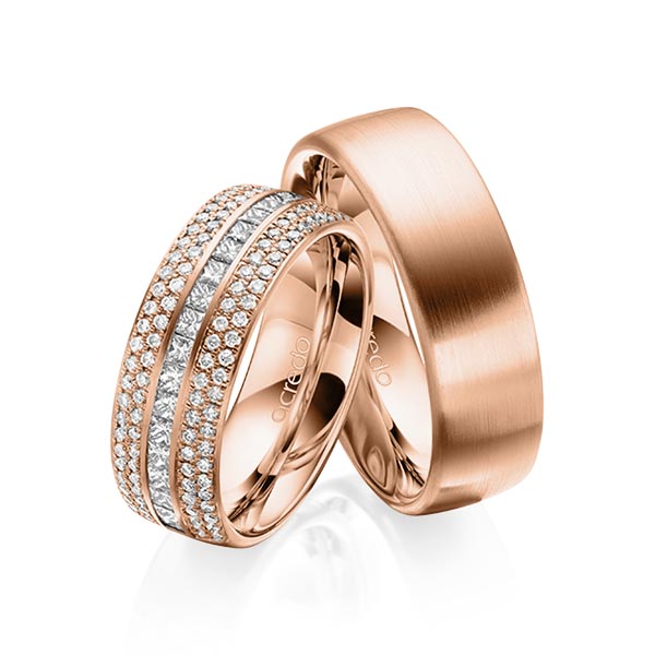Set klassieke Memoire-trouwringen in buiten roodgoud 14 kt. , binnen roodgoud 14 kt. half gezet met in totaal 1,12 ct. Briljant & Princess-Diamant tw/si van acredo
