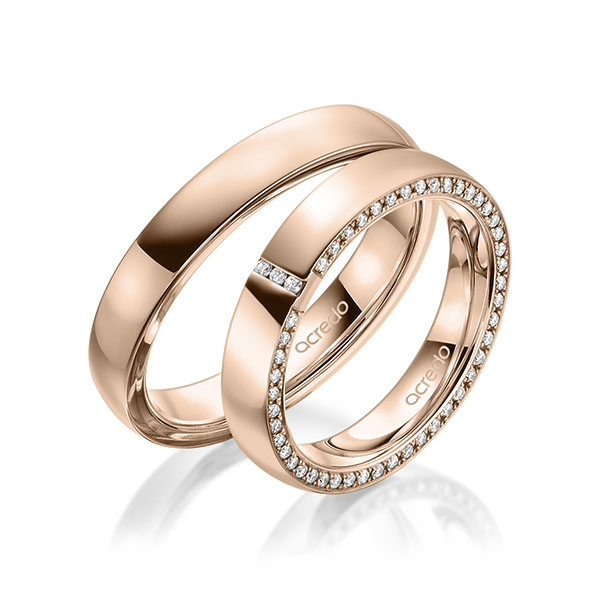 Set klassieke Memoire-trouwringen in buiten roodgoud 14 kt. , binnen roodgoud 14 kt. volledig gezet met in totaal 0,279 ct. Briljant tw/si van acredo