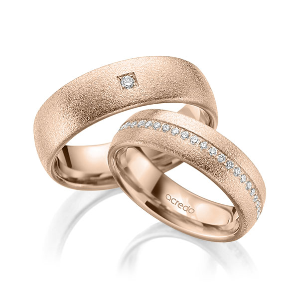 Set klassieke Memoire-trouwringen in buiten roodgoud 14 kt. , binnen roodgoud 14 kt. volledig gezet met in totaal 0,414 ct. Briljant tw/si van acredo - A-2010-7 Set klassieke Memoire-trouwringen in buiten roodgoud 14 kt. , binnen roodgoud 14 kt. volledig gezet met in totaal 0,414 ct. Briljant tw/si van acredo - A-2010-7