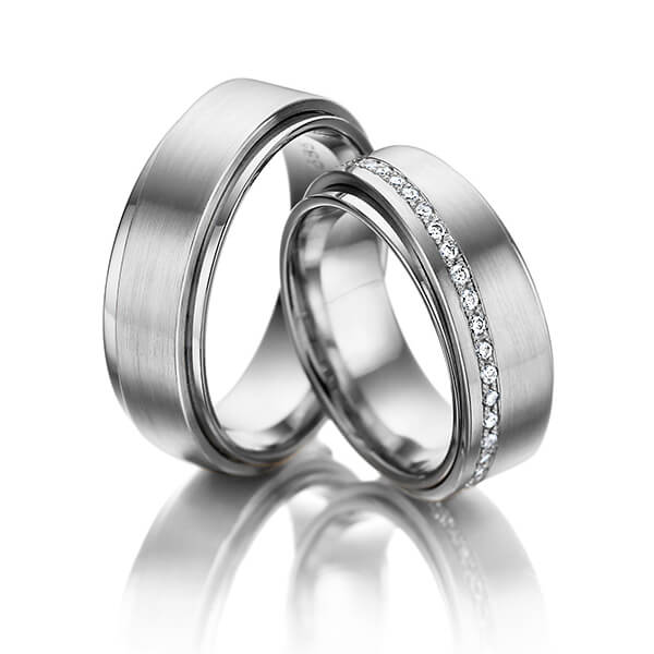 Set Klassieke Memoire-trouwringen in buiten witgoud 14 kt. , binnen witgoud 14 kt. volledig gezet met in totaal 0,49 ct. Briljant tw/si van Eternal Touch