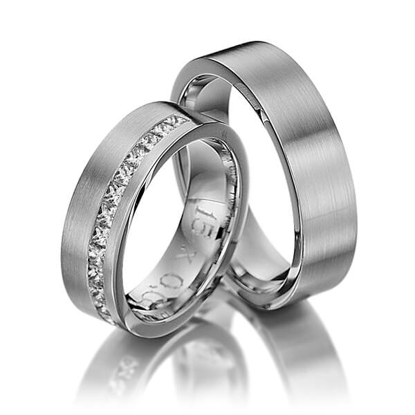 Set klassieke Memoire-trouwringen in dark grey gold 14 kt. half gezet met in totaal 0,68 ct. Princess-Diamant tw/si van Steinberg