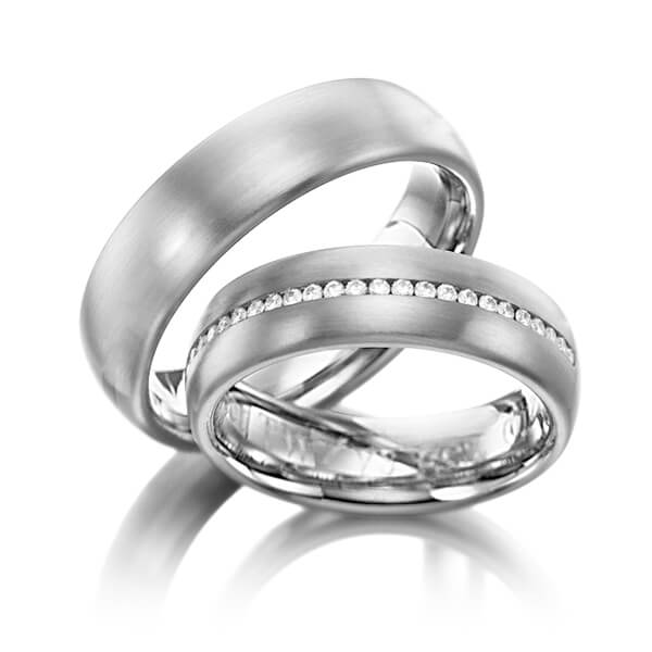 Set klassieke Memoire-trouwringen in dark grey gold 14 kt. volledig gezet met in totaal 0,384 ct. Briljant tw/si van Eternal Touch