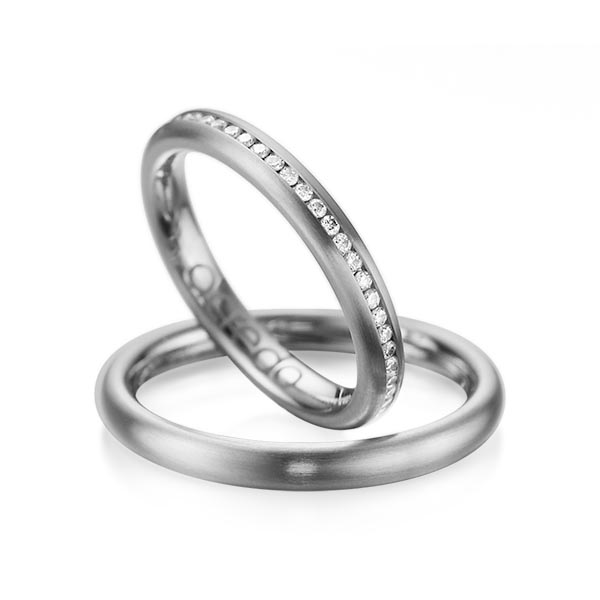Set klassieke Memoire-trouwringen in dark grey gold 14 kt. volledig gezet met in totaal 0,47 ct. Briljant tw/si van acredo