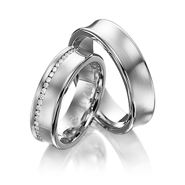 Set klassieke Memoire-trouwringen in dark grey gold 14 kt. volledig gezet met in totaal 0,4 ct. Briljant tw/si van Eternal Touch