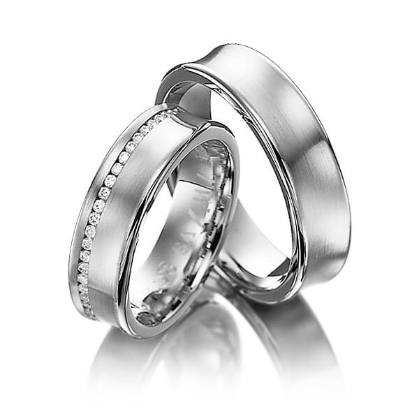 Set klassieke Memoire-trouwringen in dark grey gold 14 kt. volledig gezet met in totaal 0,4 ct. Briljant tw/si van Steinberg