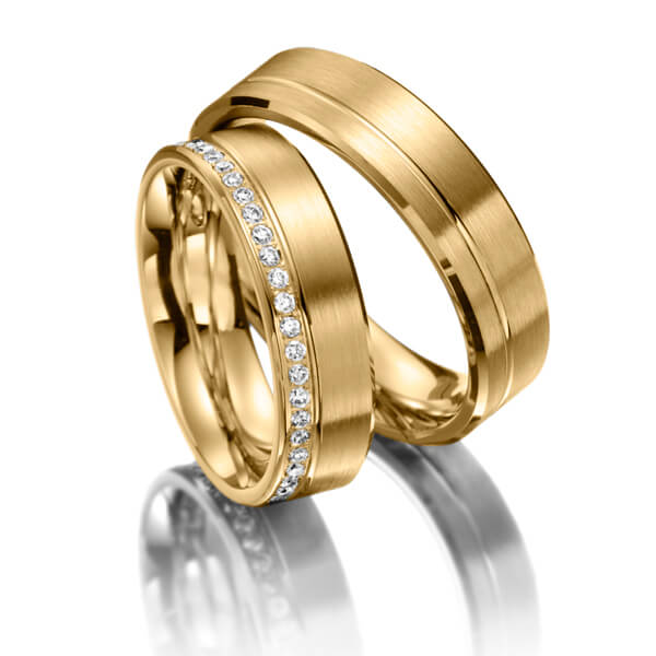 Set Klassieke Memoire-trouwringen in geel 9 kt. goudhoudend metaal (37,5%) half gezet met in totaal 0,22 ct. Briljant tw/si 