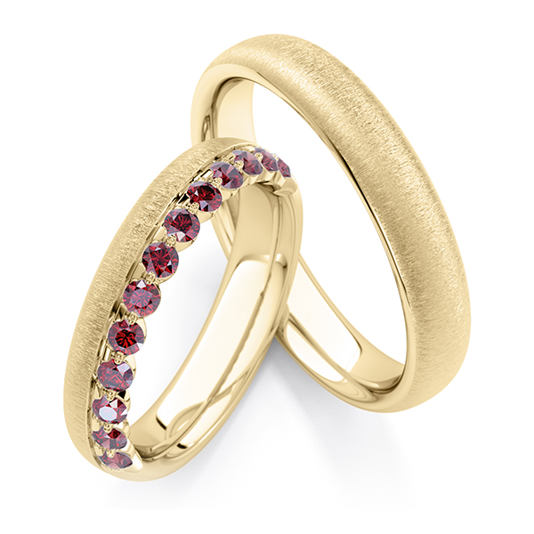 Set Klassieke Memoire-trouwringen in geelgoud 14 kt. half gezet met in totaal 0,48 ct. Red Cherry van Steinberg