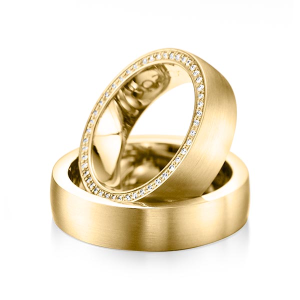 Set klassieke Memoire-trouwringen in geelgoud 14 kt. volledig gezet met in totaal 0,265 ct. Briljant tw/si van acredo