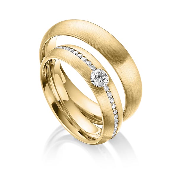 Set klassieke Memoire-trouwringen in geelgoud 14 kt. volledig gezet met in totaal 0,69 ct. Briljant tw/si van Steinberg