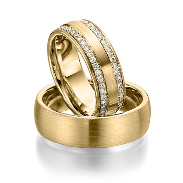 Set klassieke Memoire-trouwringen in geelgoud 14 kt. volledig gezet met in totaal 0,96 ct. Briljant tw/si van Steinberg