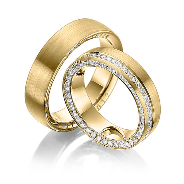 Set klassieke Memoire-trouwringen in geelgoud 14 kt. volledig gezet met in totaal 0,9 ct. Briljant tw/si van Steinberg