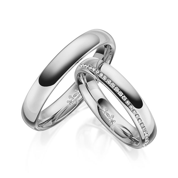 Set klassieke Memoire-trouwringen in grijsgoud 14 kt. half gezet met in totaal 0,14 ct. Briljant tw/si van Steinberg