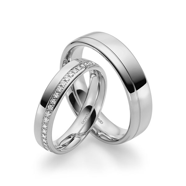 Set klassieke Memoire-trouwringen in grijsgoud 14 kt. half gezet met in totaal 0,184 ct. Briljant tw/si van acredo