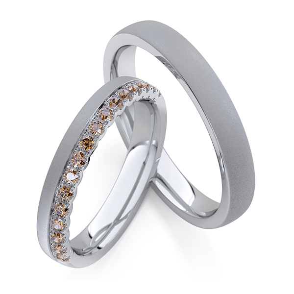 Set Klassieke Memoire-trouwringen in grijsgoud 14 kt. half gezet met in totaal 0,32 ct. Cognac van Steinberg