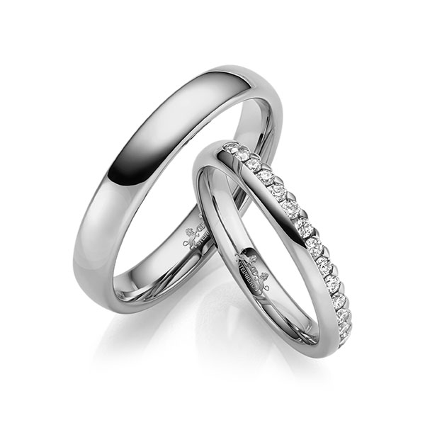 Set klassieke Memoire-trouwringen in grijsgoud 14 kt. half gezet met in totaal 0,34 ct. Briljant tw/si van Steinberg