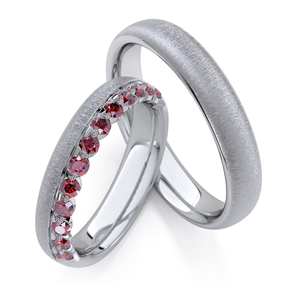Set Klassieke Memoire-trouwringen in grijsgoud 14 kt. half gezet met in totaal 0,48 ct. Red Cherry van Steinberg