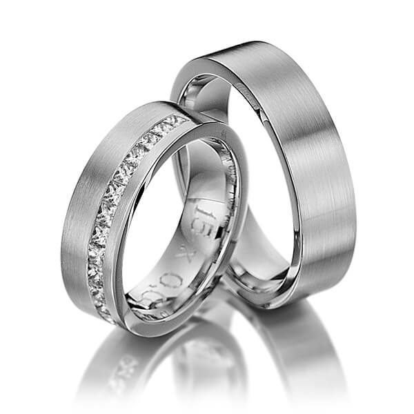 Set klassieke Memoire-trouwringen in grijsgoud 14 kt. half gezet met in totaal 0,68 ct. Princess-Diamant tw/si van Steinberg