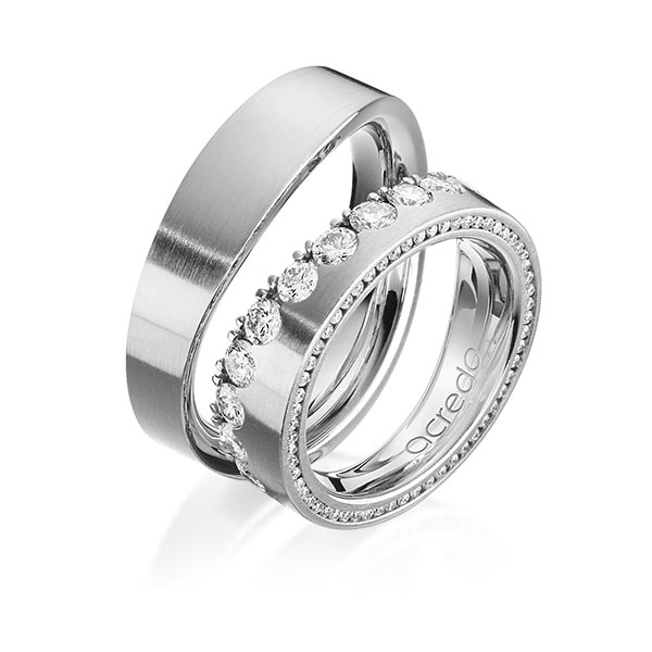 Set klassieke Memoire-trouwringen in grijsgoud 14 kt. half gezet met in totaal 1,385 ct. Briljant tw/si van acredo