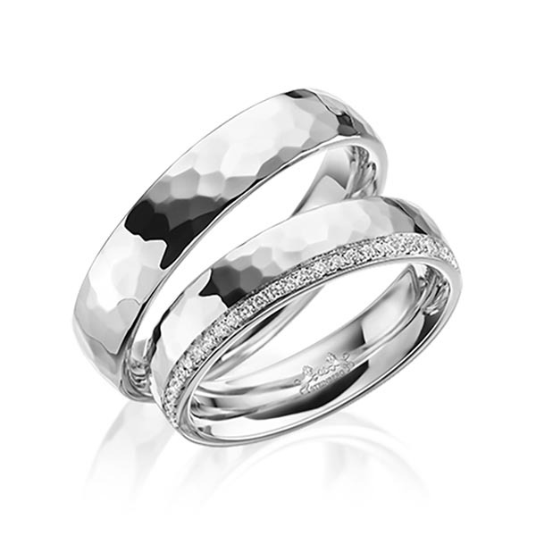 Set klassieke Memoire-trouwringen in grijsgoud 14 kt. hamerslag half gezet met in totaal 0,145 ct. Briljant tw/si van Steinberg
