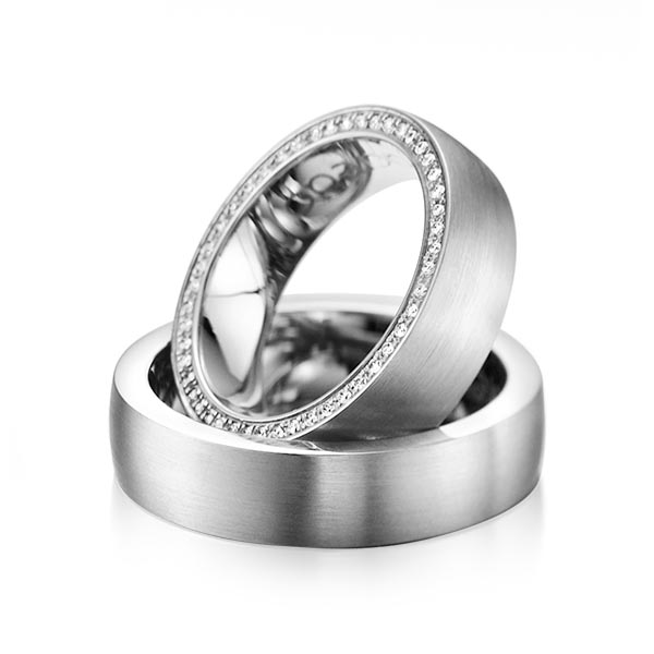 Set klassieke Memoire-trouwringen in grijsgoud 14 kt. volledig gezet met in totaal 0,265 ct. Briljant tw/si van acredo