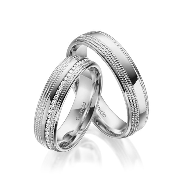 Set Klassieke Memoire-trouwringen in grijsgoud 14 kt. volledig gezet met in totaal 0,295 ct. Briljant tw/si van acredo