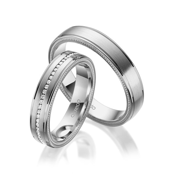 Set Klassieke Memoire-trouwringen in grijsgoud 14 kt. volledig gezet met in totaal 0,295 ct. Briljant tw/si van acredo