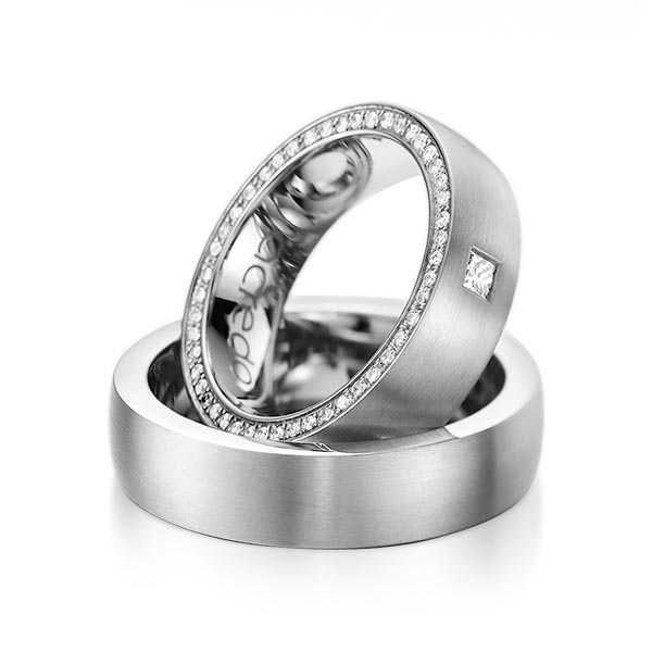 Set klassieke Memoire-trouwringen in grijsgoud 14 kt. volledig gezet met in totaal 0,365 ct. Briljant & Princess-Diamant tw/si van acredo