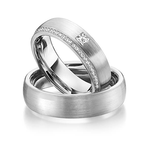 Set klassieke Memoire-trouwringen in grijsgoud 14 kt. volledig gezet met in totaal 0,41 ct. Briljant & Princess-Diamant tw/si van Steinberg