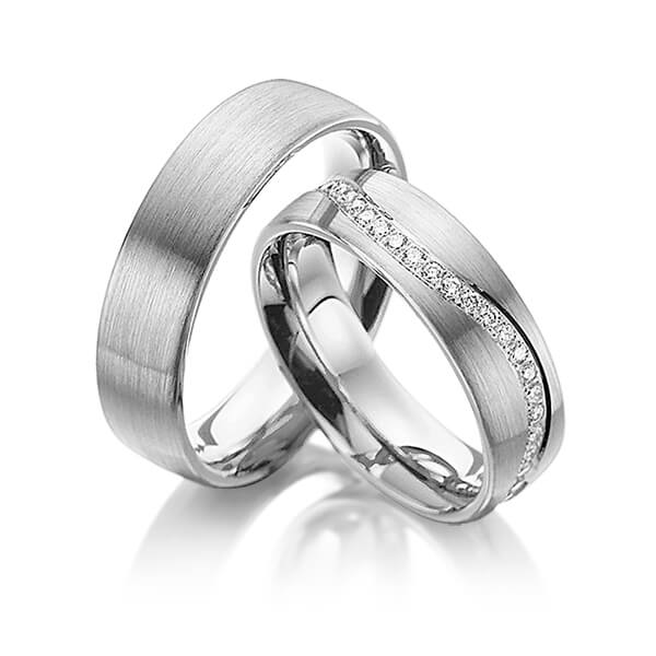 Set klassieke Memoire-trouwringen in grijsgoud 14 kt. volledig gezet met in totaal 0,43 ct. Briljant tw/si van Steinberg
