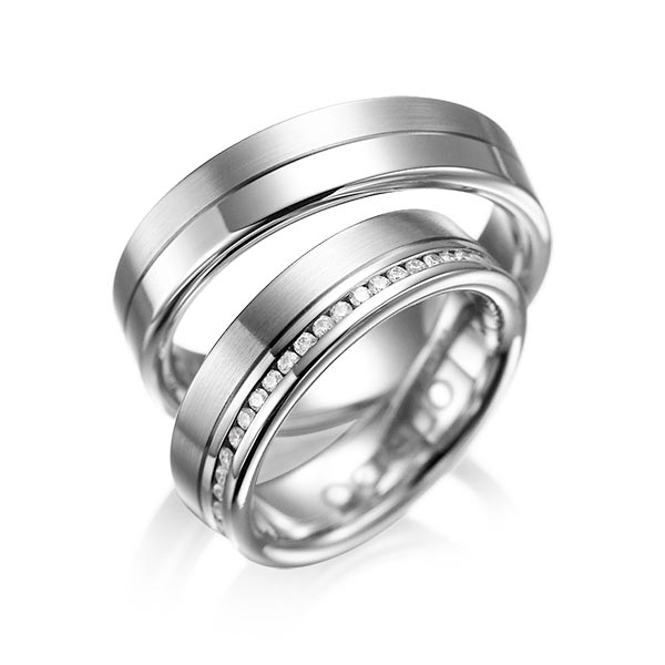 Set Klassieke Memoire-trouwringen in grijsgoud 14 kt. volledig gezet met in totaal 0,46 ct. Briljant tw/si van acredo