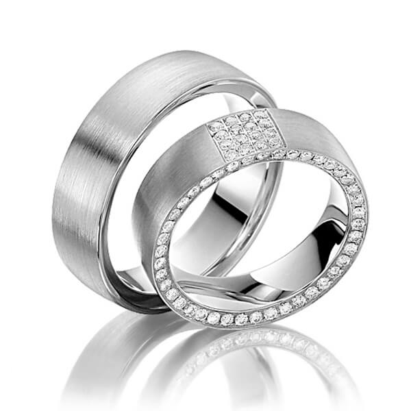 Set klassieke Memoire-trouwringen in grijsgoud 14 kt. volledig gezet met in totaal 0,56 ct. Briljant tw/si van Steinberg