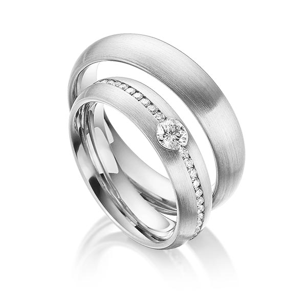 Set klassieke Memoire-trouwringen in grijsgoud 14 kt. volledig gezet met in totaal 0,69 ct. Briljant tw/si van Steinberg