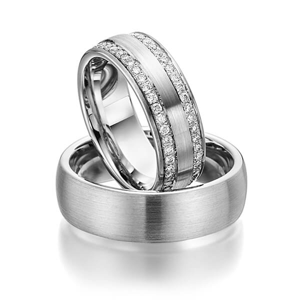 Set klassieke Memoire-trouwringen in grijsgoud 14 kt. volledig gezet met in totaal 0,96 ct. Briljant tw/si van Steinberg