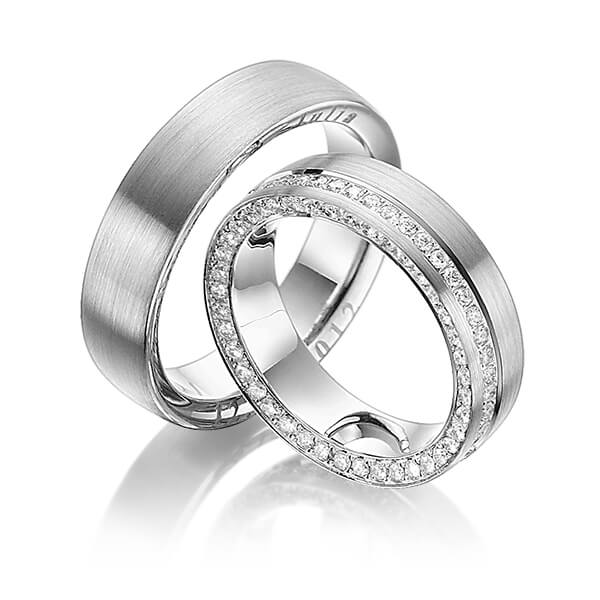 Set klassieke Memoire-trouwringen in grijsgoud 14 kt. volledig gezet met in totaal 0,9 ct. Briljant tw/si van Steinberg