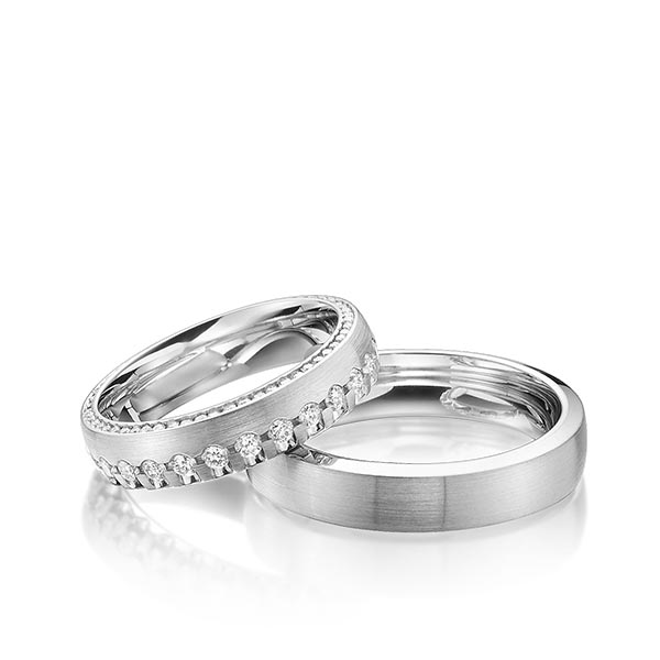 Set klassieke Memoire-trouwringen in grijsgoud 14 kt. volledig gezet met in totaal 1,265 ct. Briljant tw/si van Steinberg