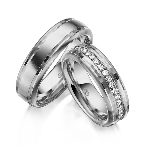 Set Klassieke Memoire-trouwringen in grijsgoud 18 kt. volledig gezet met in totaal 0,74 ct. Briljant r,if van Eternal Touch