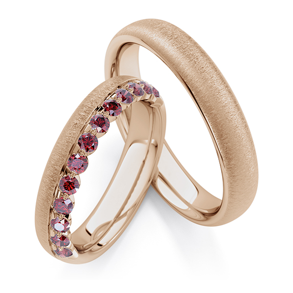 Set Klassieke Memoire-trouwringen in Peach-Gold 585 half gezet met in totaal 0,48 ct. Red Cherry van Steinberg