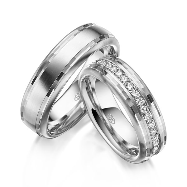 Set Klassieke Memoire-trouwringen in platina 950 volledig gezet met in totaal 0,74 ct. Briljant r,if van Eternal Touch
