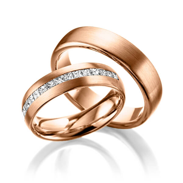 Set klassieke Memoire-trouwringen in roodgoud 14 kt. half gezet met in totaal 0,68 ct. Princess-Diamant tw/si van Steinberg