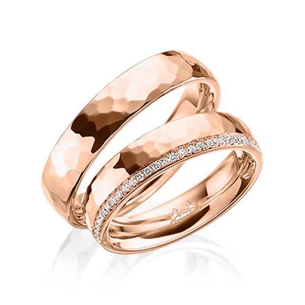 Set klassieke Memoire-trouwringen in roodgoud 14 kt. hamerslag half gezet met in totaal 0,145 ct. Briljant tw/si van Steinberg