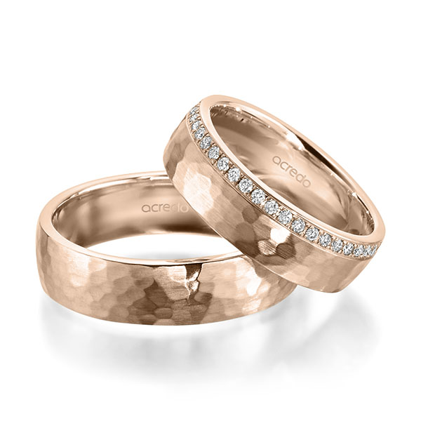 Set klassieke Memoire-trouwringen in roodgoud 14 kt. hamerslag half gezet met in totaal 0,21 ct. Briljant tw/si van acredo