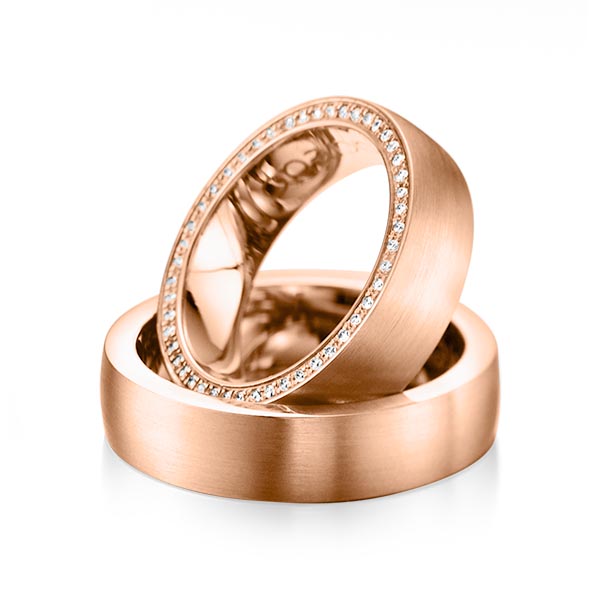 Set klassieke Memoire-trouwringen in roodgoud 14 kt. volledig gezet met in totaal 0,265 ct. Briljant tw/si van acredo