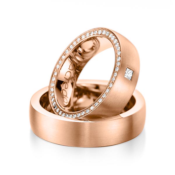 Set klassieke Memoire-trouwringen in roodgoud 14 kt. volledig gezet met in totaal 0,365 ct. Briljant & Princess-Diamant tw/si van acredo