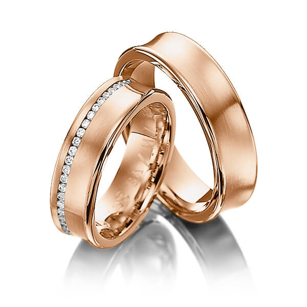 Set klassieke Memoire-trouwringen in roodgoud 14 kt. volledig gezet met in totaal 0,4 ct. Briljant tw/si van Steinberg