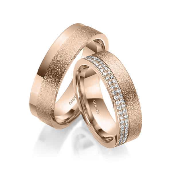 Set klassieke Memoire-trouwringen in roodgoud 14 kt. volledig gezet met in totaal 0,55 ct. Briljant tw/si van acredo