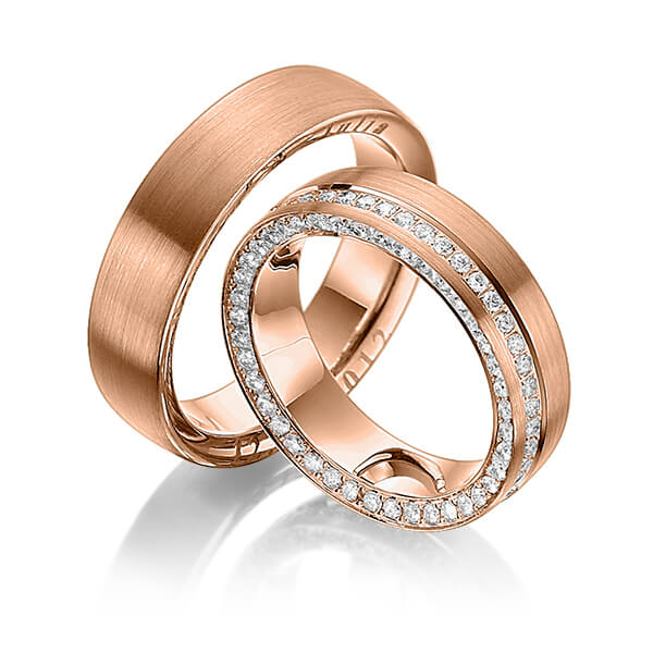 Set klassieke Memoire-trouwringen in roodgoud 14 kt. volledig gezet met in totaal 0,9 ct. Briljant tw/si van Steinberg