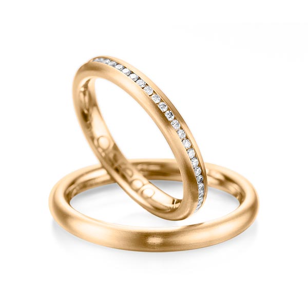 Set klassieke Memoire-trouwringen in roségoud 14 kt. volledig gezet met in totaal 0,47 ct. Briljant tw/si van acredo