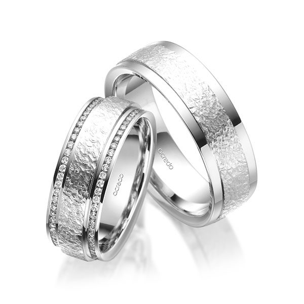 Set Klassieke Memoire-trouwringen in witgoud 14 kt. , crushed volledig gezet met in totaal 0,59 ct. Briljant tw/si van acredo