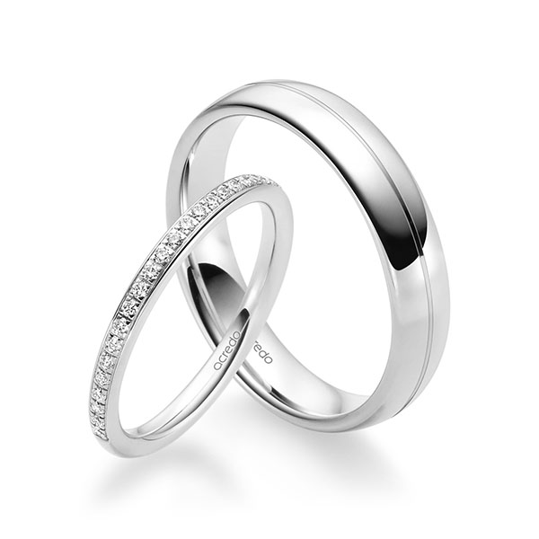 Set klassieke Memoire-trouwringen in witgoud 14 kt. half gezet met in totaal 0,184 ct. Briljant tw/si van acredo Set klassieke Memoire-trouwringen in witgoud 14 kt. half gezet met in totaal 0,184 ct. Briljant tw/si van acredo